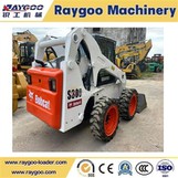 Bagaimana jarak pandang dari bagian belakang alat berat Bobcat Skid Steer?